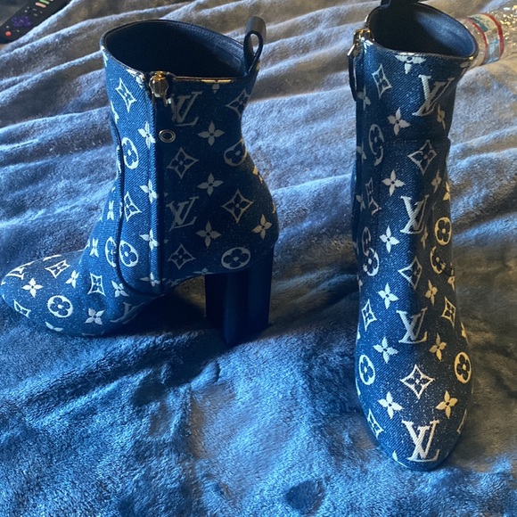 Size 9 Louis Vuitton boots worn for 5 minutes - Picture 2 of 2
